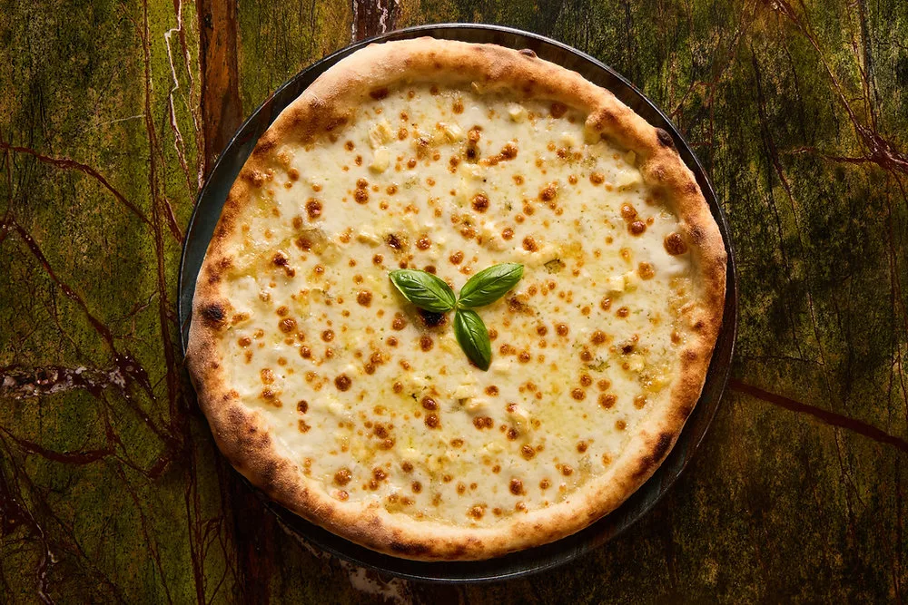 Dört peynirli pizza