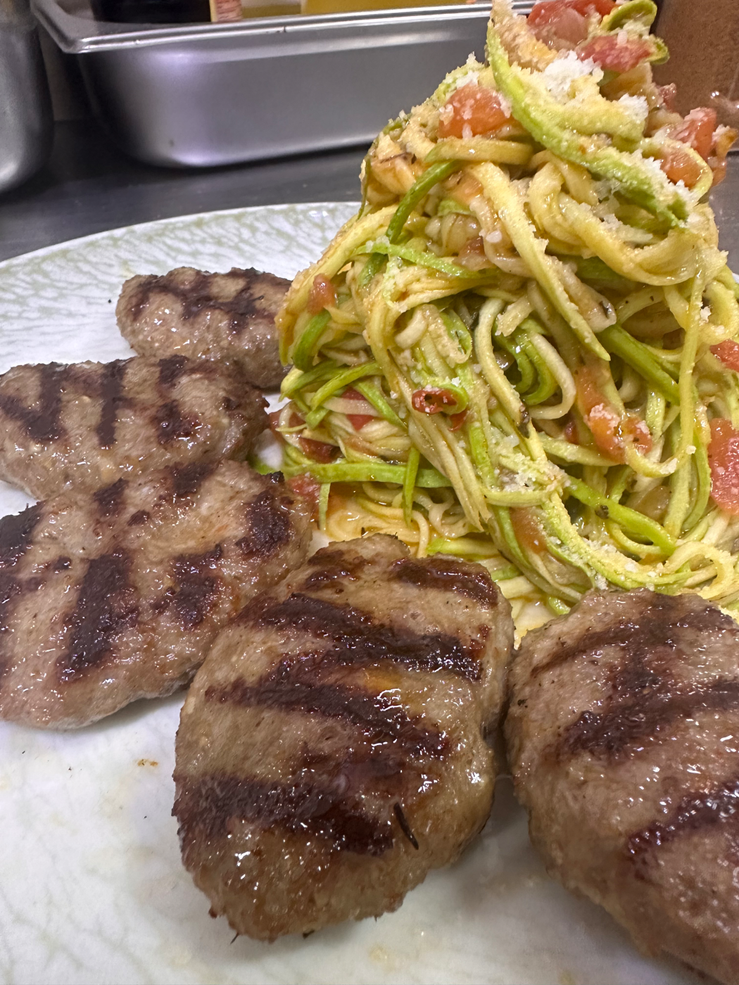  ızgara köfte veSebze ile yapılmış spagetti