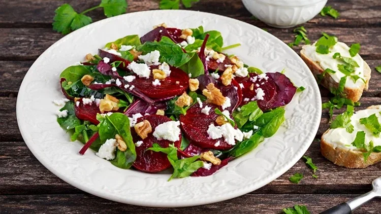 Keçi peynirli salata